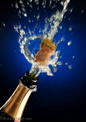 597464-champagne-splash-bottiglia-e-il-tappo-di-sughero-celebrazione-tempo.jpg